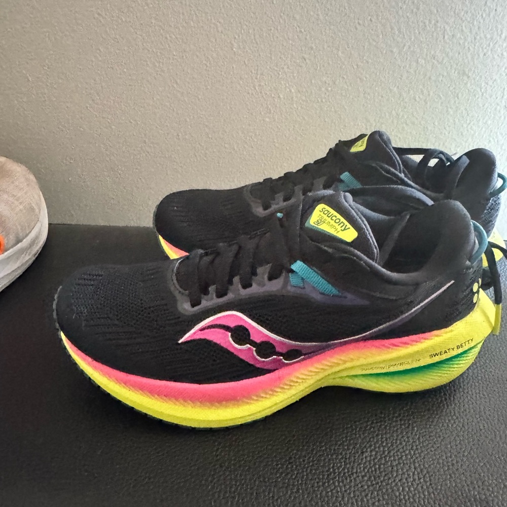 Brand new Saucony Triumph 21. Limited Sweaty Betty colorway. Womens size 8.